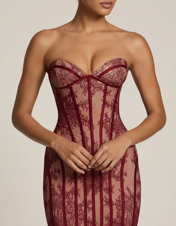 Robe en Dentelle Sculptée