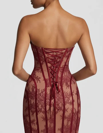 Robe en Dentelle Sculptée